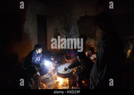 E Mars. Subotica, Serbie. 24Th Mar, 2017. Les réfugiés qui vit dans l'ancienne usine de brique prépare un dîner ***POLOGNE OUT* Crédit : Krystian Maj/ZUMA/Alamy Fil Live News Banque D'Images