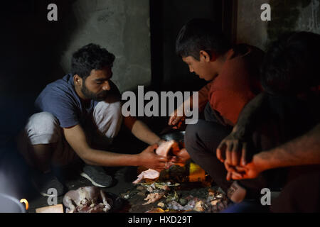 E Mars. Subotica, Serbie. 24Th Mar, 2017. Les réfugiés qui vit dans l'ancienne usine de brique prépare un dîner ***POLOGNE OUT* Crédit : Krystian Maj/ZUMA/Alamy Fil Live News Banque D'Images