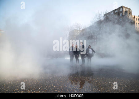 Londres, Royaume-Uni. 27 mars 2017. Météo France : les Londoniens se rafraîchir et profiter du soleil de l'après-midi, tout en vivant de Fujiko Nakaya sculpture de brouillard de l'extérieur de la maison de l'interrupteur de la Tate Modern. Crédit : Guy Josse/Alamy Live News. Banque D'Images