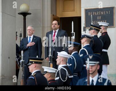 Arlington, États-Unis. Mar 27, 2017. Le secrétaire américain à la défense, Jim Mattis est avec le ministre de la défense du Qatar Khalid bin Mohammad Al Attiyah durant la cérémonie d'arrivée au Pentagone le 27 mars 2017 à Arlington, en Virginie. Credit : Planetpix/Alamy Live News Banque D'Images