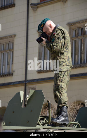 Wroclaw, Pologne. 27 mars 2017. Un bataillon multinational de l'OTAN groupe bataille a rencontré les résidents du sud-ouest de la ville polonaise de Wroclaw le Lundi au cours d'un pique-nique et une exposition de matériel militaire. Le pique-nique de Wroclaw est la première des trois réunions prévues avec des poteaux dans différentes villes du pays. Les deux autres se tiendra à Piotrkow Trybunalski, près de Lodz, Pologne centrale, puis à Varsovie. fot. M. Pawel Mikucki / Alamy Live News Banque D'Images