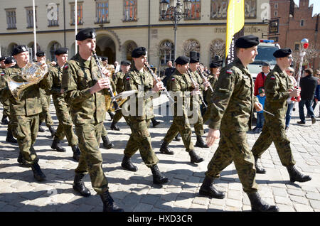 Wroclaw, Pologne. 27 mars 2017. Un bataillon multinational de l'OTAN groupe bataille a rencontré les résidents de l'ouest- sud ville polonaise de Wroclaw le Lundi au cours d'un pique-nique et une exposition de matériel militaire. Le pique-nique de Wroclaw est la première des trois réunions prévues avec des poteaux dans différentes villes du pays. Les deux autres se tiendra à Piotrkow Trybunalski, près de Lodz, Pologne centrale, puis à Varsovie. fot. M. Pawel Mikucki / Alamy Live News Banque D'Images