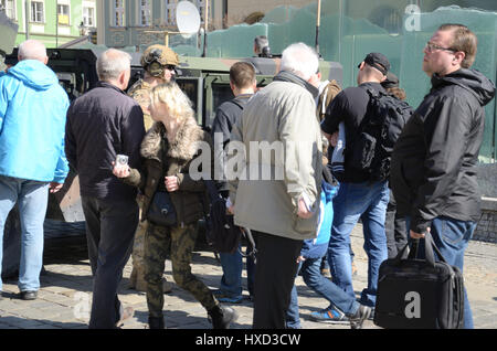 Wroclaw, Pologne. 27 mars 2017. Un bataillon multinational de l'OTAN groupe bataille a rencontré les résidents de l'ouest- sud ville polonaise de Wroclaw le Lundi au cours d'un pique-nique et une exposition de matériel militaire. Le pique-nique de Wroclaw est la première des trois réunions prévues avec des poteaux dans différentes villes du pays. Les deux autres se tiendra à Piotrkow Trybunalski, près de Lodz, Pologne centrale, puis à Varsovie. fot. M. Pawel Mikucki / Alamy Live News Banque D'Images