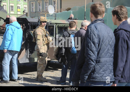 Wroclaw, Pologne. 27 mars 2017. Un bataillon multinational de l'OTAN groupe bataille a rencontré les résidents de l'ouest- sud ville polonaise de Wroclaw le Lundi au cours d'un pique-nique et une exposition de matériel militaire. Le pique-nique de Wroclaw est la première des trois réunions prévues avec des poteaux dans différentes villes du pays. Les deux autres se tiendra à Piotrkow Trybunalski, près de Lodz, Pologne centrale, puis à Varsovie. fot. M. Pawel Mikucki / Alamy Live News Banque D'Images