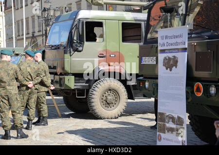 Wroclaw, Pologne. 27 mars 2017. Un bataillon multinational de l'OTAN groupe bataille a rencontré les résidents de l'ouest- sud ville polonaise de Wroclaw le Lundi au cours d'un pique-nique et une exposition de matériel militaire. Le pique-nique de Wroclaw est la première des trois réunions prévues avec des poteaux dans différentes villes du pays. Les deux autres se tiendra à Piotrkow Trybunalski, près de Lodz, Pologne centrale, puis à Varsovie. fot. M. Pawel Mikucki / Alamy Live News Banque D'Images