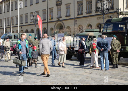 Wroclaw, Pologne. 27 mars 2017. Un bataillon multinational de l'OTAN groupe bataille a rencontré les résidents de l'ouest- sud ville polonaise de Wroclaw le Lundi au cours d'un pique-nique et une exposition de matériel militaire. Le pique-nique de Wroclaw est la première des trois réunions prévues avec des poteaux dans différentes villes du pays. Les deux autres se tiendra à Piotrkow Trybunalski, près de Lodz, Pologne centrale, puis à Varsovie. fot. M. Pawel Mikucki / Alamy Live News Banque D'Images
