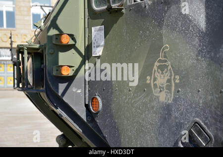 Wroclaw, Pologne. 27 mars 2017. Un bataillon multinational de l'OTAN groupe bataille a rencontré les résidents du sud-ouest de la ville polonaise de Wroclaw le Lundi au cours d'un pique-nique et une exposition de matériel militaire. Le pique-nique de Wroclaw est la première des trois réunions prévues avec des poteaux dans différentes villes du pays. Les deux autres se tiendra à Piotrkow Trybunalski, près de Lodz, Pologne centrale, puis à Varsovie. fot. M. Pawel Mikucki / Alamy Live News Banque D'Images
