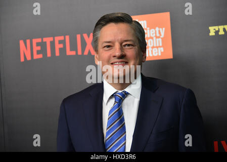 New York, USA. 27 mars, 2017. Ted Sarandos assiste à la 'Cinq est revenu' première mondiale à l'Alice Tully Hall au Lincoln Center le 27 mars 2017 dans la ville de New York. Crédit : Erik Pendzich/Alamy Live News Banque D'Images