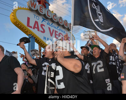 Las Vegas, Nevada, USA. Mar 27, 2017. Las Vegas Raiders fans tenir un rassemblement à l'emblématique Bienvenue à Las Vegas Sign le 27 mars 2017 pour célébrer la décision d'approuver la NFL Oakland Raiders de l'équipe de football de réinstallation à Las Vegas Nevada Crédit : Marcel Thomas/ZUMA/Alamy Fil Live News Banque D'Images