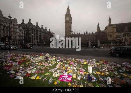 Londres, Royaume-Uni. Mar 28, 2017. Tributs floraux de Westminster se souvenir des victimes de l'attentat le 22 mars qui a fait quatre vies y compris un agent de la police métropolitaine. Crédit : Guy Josse/Alamy Live News Banque D'Images