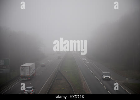 Peterborough, Royaume-Uni. 28 mars 2017. Brouillard dense conduisant à des conditions de conduite difficiles sur A1 Peterborough. Voitures et camions touchés dans le trafic de banlieue. Credit : WansfordPhoto/Alamy Live News Banque D'Images