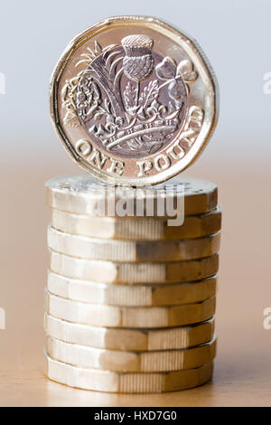 Londres, Royaume-Uni. Mar 28, 2017. Nouveau €1 pièces en circulation. 12 côtés et une haute sécurité, la nouvelle pièce bimétallique est faite de deux alliages différents composés de cuivre, de zinc et de nickel. L'anneau externe est plaquée chrome alors que le cercle intérieur est nickelé. Crédit : Guy Josse/Alamy Live News Banque D'Images
