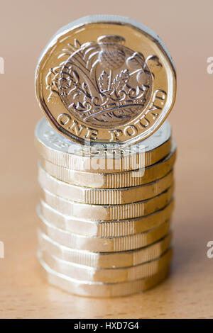 Londres, Royaume-Uni. Mar 28, 2017. Nouveau €1 pièces en circulation. 12 côtés et une haute sécurité, la nouvelle pièce bimétallique est faite de deux alliages différents composés de cuivre, de zinc et de nickel. L'anneau externe est plaquée chrome alors que le cercle intérieur est nickelé. Crédit : Guy Josse/Alamy Live News Banque D'Images