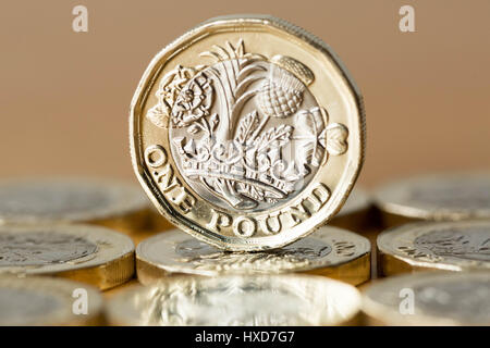 Londres, Royaume-Uni. Mar 28, 2017. Nouveau €1 pièces en circulation. 12 côtés et une haute sécurité, la nouvelle pièce bimétallique est faite de deux alliages différents composés de cuivre, de zinc et de nickel. L'anneau externe est plaquée chrome alors que le cercle intérieur est nickelé. Crédit : Guy Josse/Alamy Live News Banque D'Images