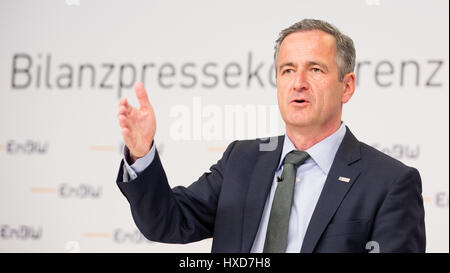 Stuttgart, Allemagne. Mar 28, 2017. Frank Mastiaux, président du conseil d'administration d'EnBW (Energie Baden-Württemberg) parle aux journalistes lors de la conférence de presse sur les résultats financiers annuels à Stuttgart, Allemagne, 28 mars 2017. Photo : Christoph Schmidt/dpa/Alamy Live News Banque D'Images