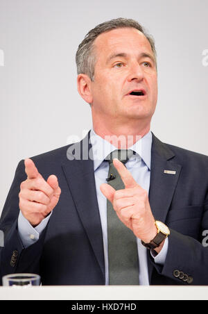 Stuttgart, Allemagne. Mar 28, 2017. Frank Mastiaux, président du conseil d'administration d'EnBW (Energie Baden-Württemberg) parle aux journalistes lors de la conférence de presse sur les résultats financiers annuels à Stuttgart, Allemagne, 28 mars 2017. Photo : Christoph Schmidt/dpa/Alamy Live News Banque D'Images