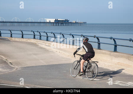 Southport, Merseyside, Royaume-Uni. Météo britannique. 28 mars, 2017. Bien, mais à la station de brouillard à marée haute que joggeurs, marcheurs et cyclistes prennent de l'exercice sur Marine Parade. L'Esplanade, parallèle à la plage est un grand espace public pour les visiteurs, touristes aux résidents de la ville balnéaire, avec vue sur la 2e plus longue jetée en Angleterre et la mer d'Irlande. Credit : MediaWorldImages/Alamy Live News Banque D'Images