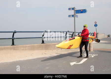 Southport, Merseyside, Royaume-Uni. Météo britannique. 28 mars, 2017. Bien, mais à la station de brouillard à marée haute que joggeurs, marcheurs et cyclistes prennent de l'exercice sur Marine Parade. L'Esplanade, parallèle à la plage est un grand espace public pour les visiteurs, touristes aux résidents de la ville balnéaire, avec vue sur la 2e plus longue jetée en Angleterre et la mer d'Irlande. Credit : MediaWorldImages/Alamy Live News Banque D'Images