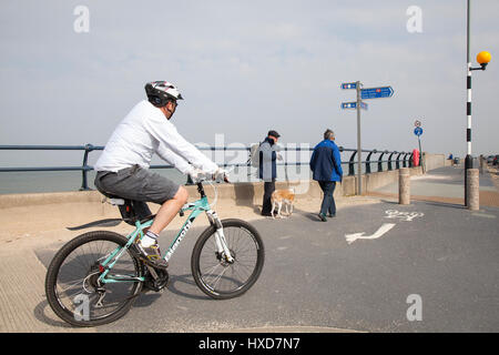 Southport, Merseyside, Royaume-Uni. Météo britannique. 28 mars, 2017. Bien, mais à la station de brouillard à marée haute que joggeurs, marcheurs et cyclistes prennent de l'exercice sur Marine Parade. L'Esplanade, parallèle à la plage est un grand espace public pour les visiteurs, touristes aux résidents de la ville balnéaire, avec vue sur la 2e plus longue jetée en Angleterre et la mer d'Irlande. Credit : MediaWorldImages/Alamy Live News Banque D'Images