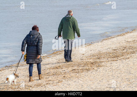 Southport, Merseyside. 28 mars 2017. Météo britannique. La tête des gens à la plage à Southport sur Merseyside dans un ciel ensoleillé et lumineux, mais très froid 24. Une averse de pluie des éclosions sont attendus plus tard dans l'après-midi. Credit : Cernan Elias/Alamy Live News Banque D'Images