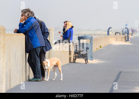 Southport, Merseyside. 28 mars 2017. Météo britannique. La tête des gens à la plage à Southport sur Merseyside dans un ciel ensoleillé et lumineux, mais très froid 24. Une averse de pluie des éclosions sont attendus plus tard dans l'après-midi. Credit : Cernan Elias/Alamy Live News Banque D'Images