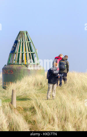 Southport, Merseyside. 28 mars 2017. Météo britannique. La tête des gens à la plage à Southport sur Merseyside dans un ciel ensoleillé et lumineux, mais très froid 24. Une averse de pluie des éclosions sont attendus plus tard dans l'après-midi. Credit : Cernan Elias/Alamy Live News Banque D'Images