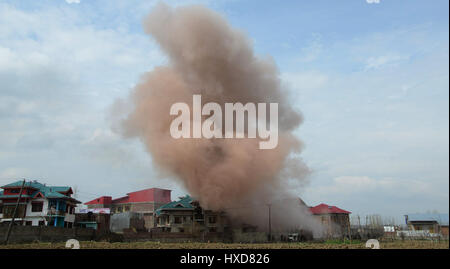 Srinagar, au Cachemire. Mar 28, 2017. La poussière et la fumée s'élève sur une maison d'habitation qui a explosé pendant une fusillade entre des militants et les soldats indiens dans Durbagh Chadoora de village, à 15 km de Srinagar. Trois civils et un militant ont été tués et un soldat indien blessé lors d'un 10 heures de coups de feu. Credit : Sofi suhail/Alamy Live News Banque D'Images