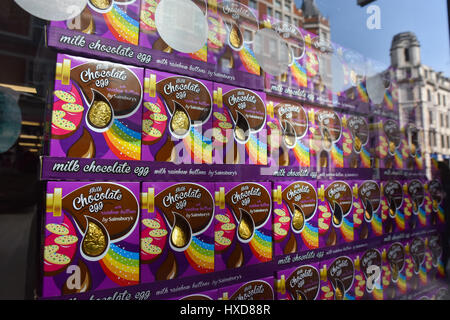 Holborn, Londres, Royaume-Uni. Mar 28, 2017. Oeufs de Pâques au chocolat remplir un Sainsbury's shop window Crédit : Matthieu Chattle/Alamy Live News Banque D'Images