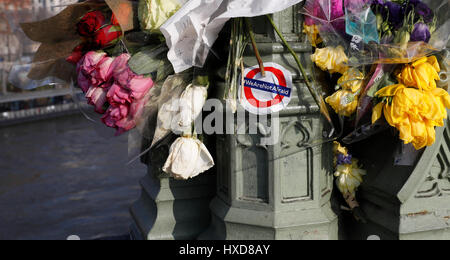 Londres, Royaume-Uni. Mar 28, 2017. Tributs floraux pour les victimes d'attaques de la semaine dernière dans la région de Westminster sont vus sur le pont de Westminster au centre de Londres, Angleterre le 28 mars 2017. Credit : Han Yan/Xinhua/Alamy Live News Banque D'Images