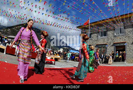 Nyingchi, la Région autonome du Tibet. Mar 27, 2017. Les villageois célèbrent la Journée de l'émancipation des serfs dans Zhangmai Village de Bayi Canton de Nyingchi, sud-ouest de la Chine, région autonome du Tibet, le 27 mars 2017. Les gens ici ont célébré la Journée de l'émancipation des serfs. Le 28 mars a été désigné comme la journée pour marquer la libération des 1 millions de personnes, soit 90 pour cent de la population de la région à cette époque, du système féodal serf en 1959. Credit : Zhang Rufeng/Xinhua/Alamy Live News Banque D'Images