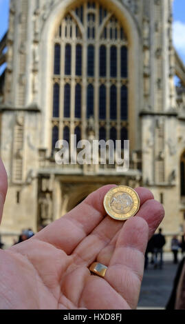 Bath, Royaume-Uni. Mar 28, 2017. Les douze faces €1 coin est disponible aujourd'hui d'abord de 33 endroits différents au Royaume-Uni et remplace la version ronde. Cette version 2016 a été recueillie par le bureau de poste dans la salle de bains d'aujourd'hui. Crédit : Mr Standfast/Alamy Live News Banque D'Images