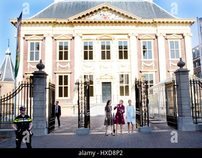 La Haye, Pays-Bas. Mar 28, 2017. La Reine Máxima des Pays-Bas et Mme Juliana Awada de la République Argentine arrivent à le Mauritshuis à La Haye, le 28 mars 2017, le dernier jour de la visite d'Etat de 2 jours à partir de la République argentine aux Pays-Bas Photo : Albert Nieboer/ Pays-Bas OUT/Point de vue - PAS DE SERVICE DE FIL - Photo : Pre/Albert/RoyalPress Nieboer/dpa/Alamy Live News Banque D'Images