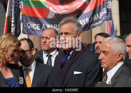 Londres, Royaume-Uni. Mar 28, 2017. Les partisans d'Alexandre marine Blackman. Claire Blackman épouse de Alexander Blackman après sa peine à la cour royale. Credit : JOHNNY ARMSTEAD/Alamy Live News Banque D'Images