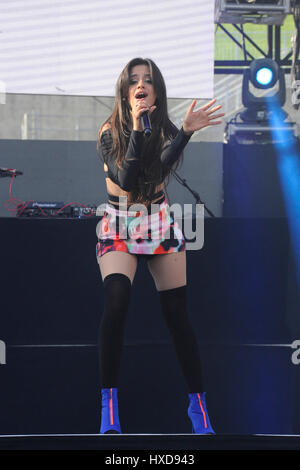 Camila Cabello de cinquième harmonie effectue des concerts live à la radio KIIS FM Wango Tango 2015 au StubHub Center on Mai 9th, 2015 à Carson, Californie. Banque D'Images