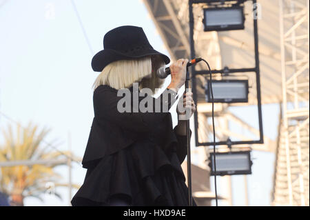 Chanteur / Compositeur Sia Furler effectue un concert live à la radio KIIS FM Wango Tango 2015 au StubHub Center on Mai 9th, 2015 à Carson, Californie. Banque D'Images