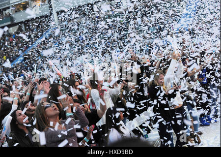 Atmosphère foule couvert de confettis blanc 2015 à la radio KIIS FM Wango Tango à l'StubHub Center on Mai 9th, 2015 à Carson, Californie. Banque D'Images