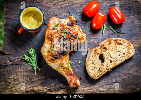 Cuisse de poulet rôti avec du pain grillé et tomates cerises Banque D'Images