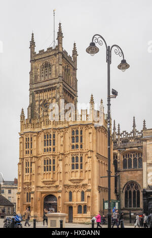 Vue de Saint Jean l'église baptiste avec une lampe de rue dans le centre-ville de Cirencester Banque D'Images