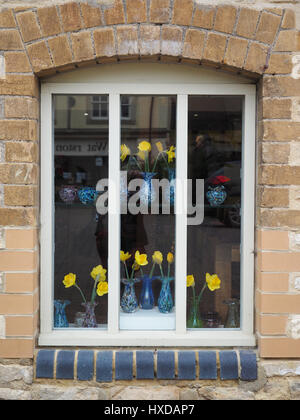 Un rideau de vases et des jonquilles à la nouvelle brasserie Arts boutique dans le centre de Cirencester Banque D'Images