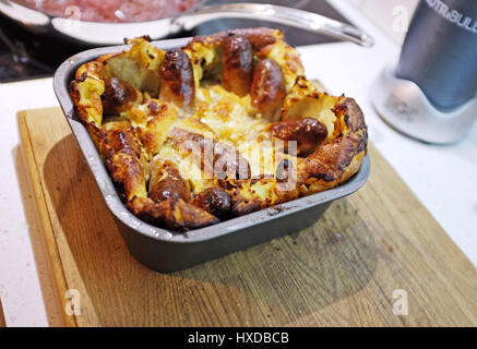 Crapaud fait maison dans le trou les saucisses dans la farine de la pâte Banque D'Images