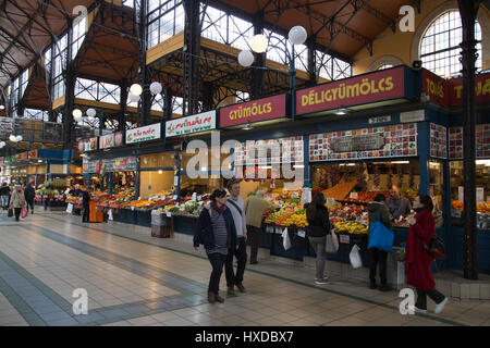 Cale à l'intérieur de la grande halle à Budapest Hongrie Banque D'Images