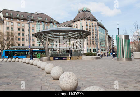 Entrée de la station de métro Kalvin Ter à Budapest Hongrie Banque D'Images