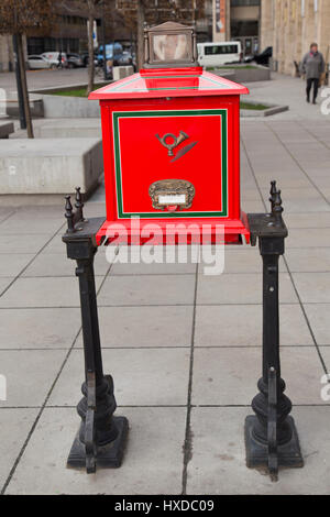 Post box traditionnelle à Budapest Hongrie Banque D'Images