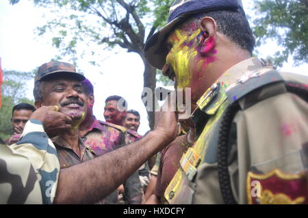 Holi entre les gardes-frontière de l'Inde et le Bangladesh - 12/03/2017 - Inde / / Agartala Tripura - BSF (Force de sécurité des frontières de l'Inde) et du garde-frontière Bangladesh) est en cours de lecture et d'échange d'holi sweetes en frontière internationale, Indo-Bangla frontière dans Agartala, capitale de la nord-est de l'Etat de Tripura. Holi est un festival du printemps hindoue en Inde et au Népal, aussi connu comme le "festival des couleurs" ou le "festival de l'amour". Le festival marque la victoire du bien sur le mal, - Saha / Le Pictorium Abishai Banque D'Images