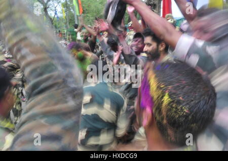 Holi entre les gardes-frontière de l'Inde et le Bangladesh - 12/03/2017 - Inde / / Agartala Tripura - BSF (Force de sécurité des frontières de l'Inde) et du garde-frontière Bangladesh) est en cours de lecture et d'échange d'holi sweetes en frontière internationale, Indo-Bangla frontière dans Agartala, capitale de la nord-est de l'Etat de Tripura. Holi est un festival du printemps hindoue en Inde et au Népal, aussi connu comme le "festival des couleurs" ou le "festival de l'amour". Le festival marque la victoire du bien sur le mal, - Saha / Le Pictorium Abishai Banque D'Images