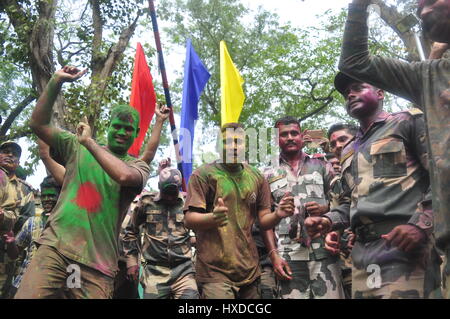 Holi entre les gardes-frontière de l'Inde et le Bangladesh - 12/03/2017 - Inde / / Agartala Tripura - BSF (Force de sécurité des frontières de l'Inde) et du garde-frontière Bangladesh) est en cours de lecture et d'échange d'holi sweetes en frontière internationale, Indo-Bangla frontière dans Agartala, capitale de la nord-est de l'Etat de Tripura. Holi est un festival du printemps hindoue en Inde et au Népal, aussi connu comme le "festival des couleurs" ou le "festival de l'amour". Le festival marque la victoire du bien sur le mal, - Saha / Le Pictorium Abishai Banque D'Images