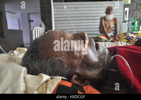 Un Indien malade - 24/03/2017 - Inde / Tripura / Agartala TRIPURA,INDE --:Un Indien patient tuberculeux se bat dur dans un hôpital de Agartala capitale du nord-est de l'Etat de Tripura, qui appelle à de nouveaux engagements et de nouvelles mesures dans la lutte mondiale contre la tuberculose 'l'un des principaux tueurs infectieuses. 0n le 24 mars , monde entier est célèbre la Journée mondiale de la tuberculose.le thème de cette année est Tous unis pour mettre fin à la tuberculose : laisser personne derrière.2017 est la deuxième année du "Tous unis pour mettre fin à la tuberculose' campagne f Banque D'Images