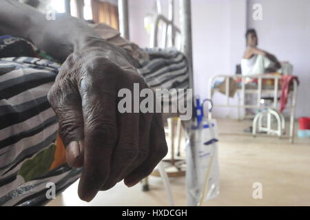 Un Indien malade - 24/03/2017 - Inde / Tripura / Agartala TRIPURA,INDE --:Un Indien patient tuberculeux se bat dur dans un hôpital de Agartala capitale du nord-est de l'Etat de Tripura, qui appelle à de nouveaux engagements et de nouvelles mesures dans la lutte mondiale contre la tuberculose 'l'un des principaux tueurs infectieuses. 0n le 24 mars , monde entier est célèbre la Journée mondiale de la tuberculose.le thème de cette année est Tous unis pour mettre fin à la tuberculose : laisser personne derrière.2017 est la deuxième année du "Tous unis pour mettre fin à la tuberculose' campagne f Banque D'Images