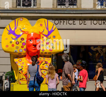 Les touristes et la sculpture 'Cerf-tête' par Marc Felten 2016, Street Art, Strasbourg, Alsace, France, Europe Banque D'Images