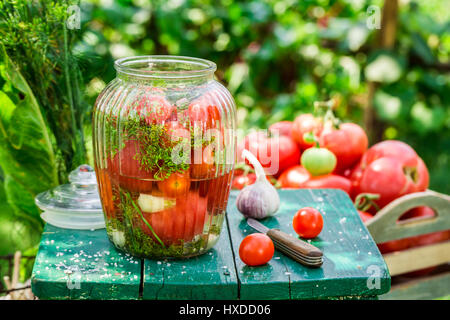 Conserver les tomates avec l'ail et l'aneth Banque D'Images